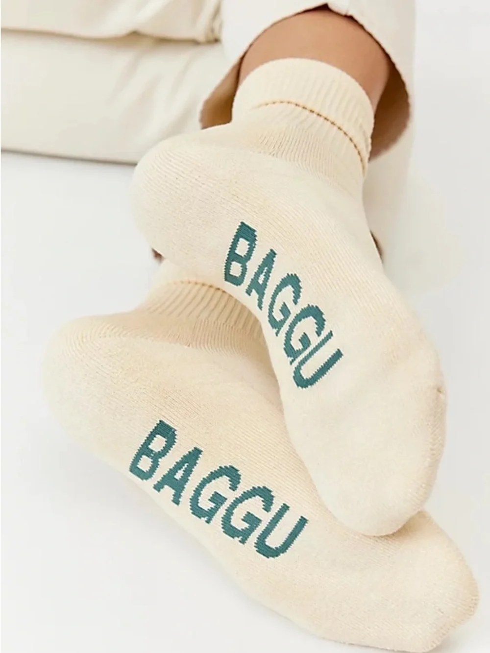 BAGGU Cream Crew Socks with Contrast Logo - Picture 2 of 4